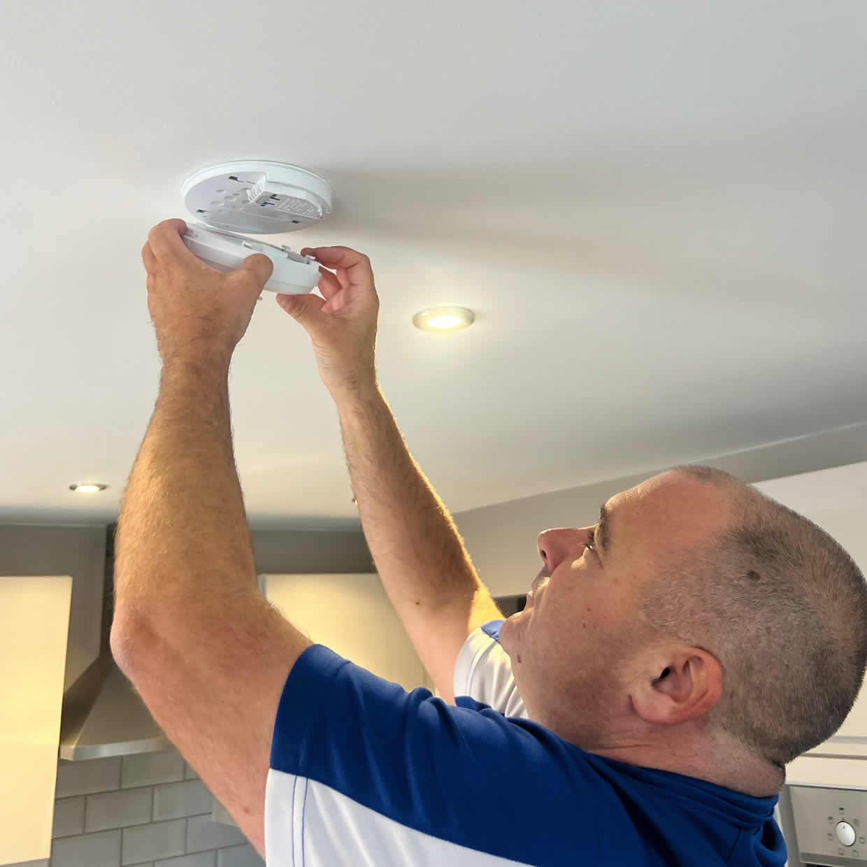 Local smoke alarm installer covering Saint Albans